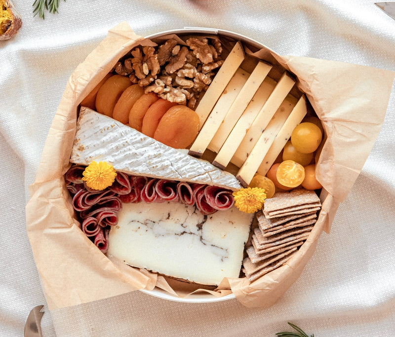 Le Mini Truffé cheese board with different types of cheeses for 2-4 people